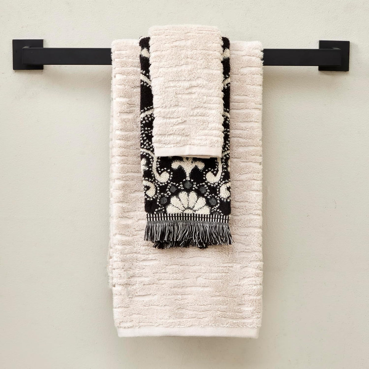 SKL Home CloudSoft/Amherst Medallion 100% Cotton Luxury 6-Piece Towel Set - 600 GSM, Ultra Plush & Absorbent, Reversible - 2 Bath Towels, 2 Hand Towels, 2 Washcloths, Oatmeal/Black